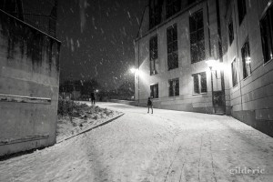 Piéton dans la tempête de neige (Liège, Belgique)