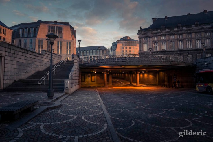 Place Saint-Lambert sous le soleil matinal (à Liège)