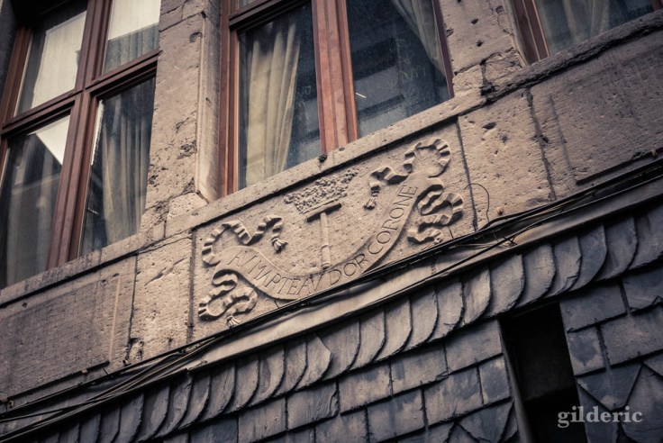 La Rue aux enfants en Neuvice (Liège) : Au marteau d'or coroné