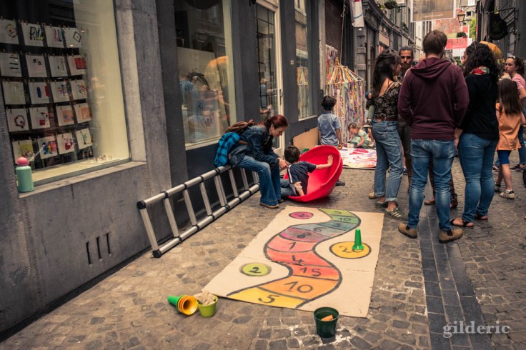 La Rue aux enfants en Neuvice (Liège) : marelle et jeux pour les petits