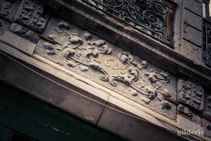 La Rue aux enfants en Neuvice (Liège) : enseigne de 1695