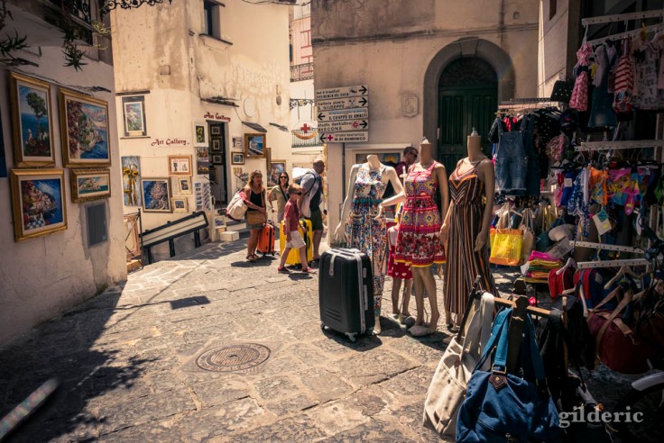 Les rues étroites et touristiques d'Amalfi