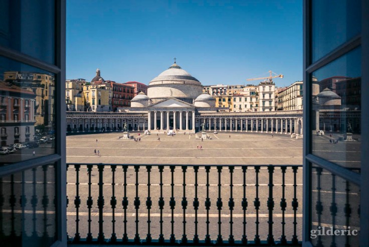 Vue de la Piazza del Plebiscito depuis une fenêtre du Palais royal à Naples