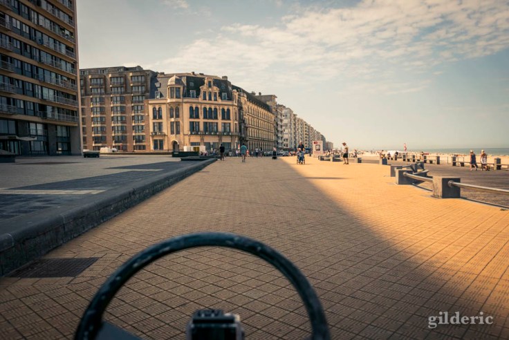 Du cuistax sur la digue à Ostende