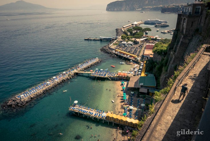 Vue sur la plage de Sorrente et le golfe de Naples