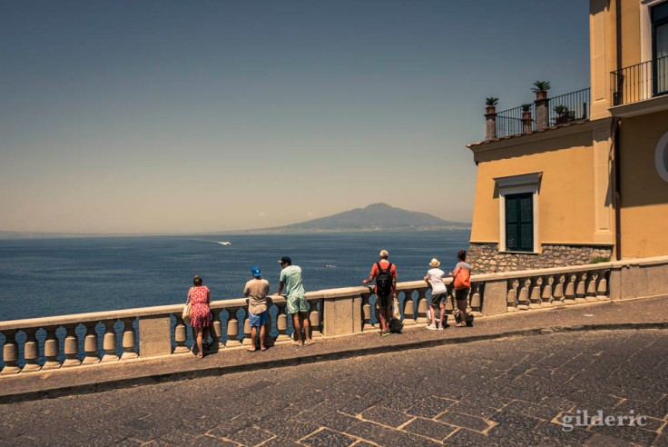 Un splendide point de vue sur la baie de Naples à Sorrente