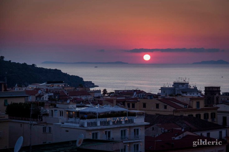 Coucher de soleil dans la baie de Naples à Sorrente