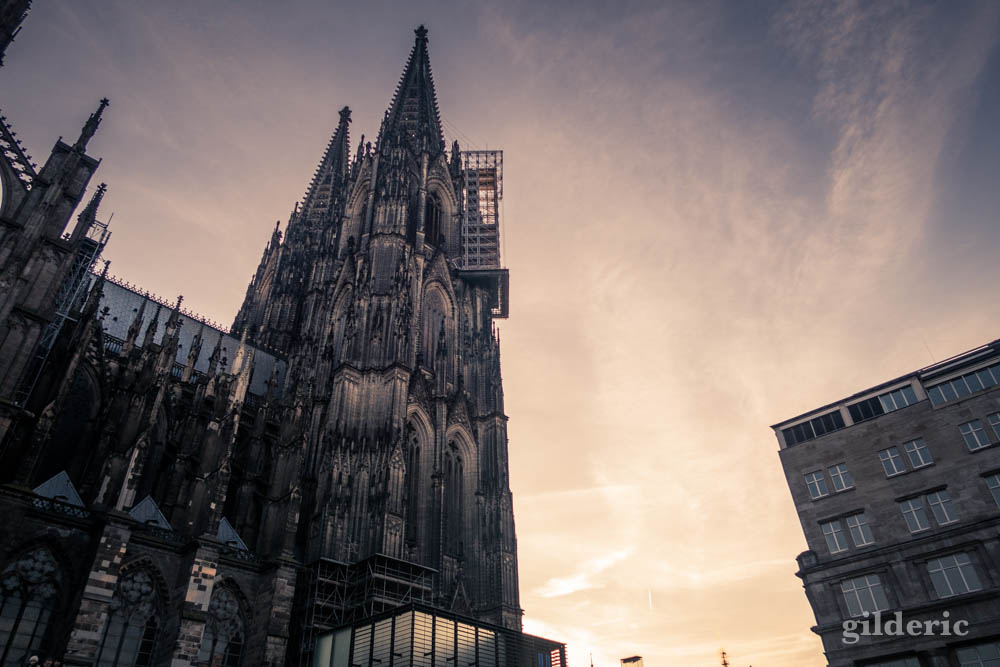 La Cathédrale de Cologne, à côté de la gare