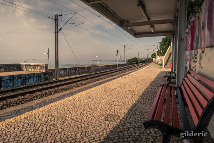 Estoril, une petite gare au bord de l'océan