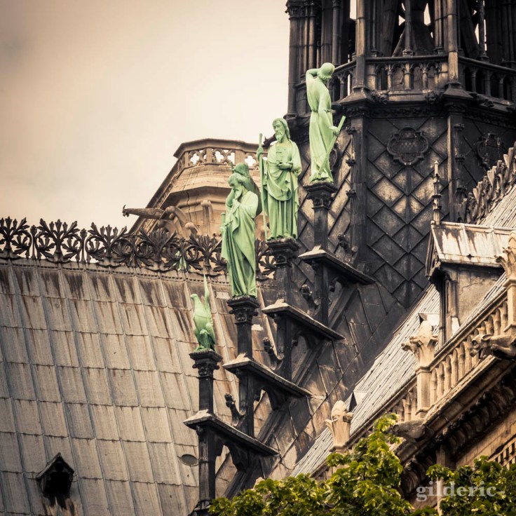 Les toits et les statues de Notre-Dame de Paris (détail)