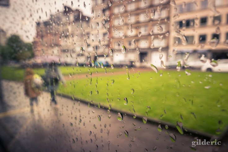 Gouttes de pluie sur la vitre d'un bus (dans un bouchon)