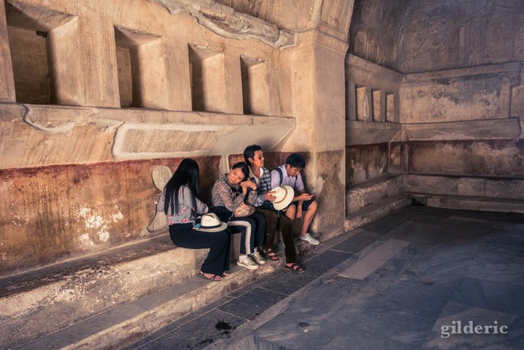 Touristes dans les thermes à Popmpéi