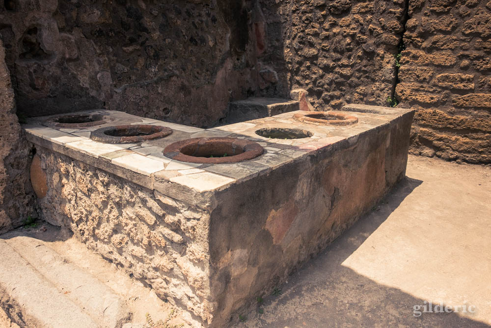 Le comptoir d'une boutique à Pompéi.