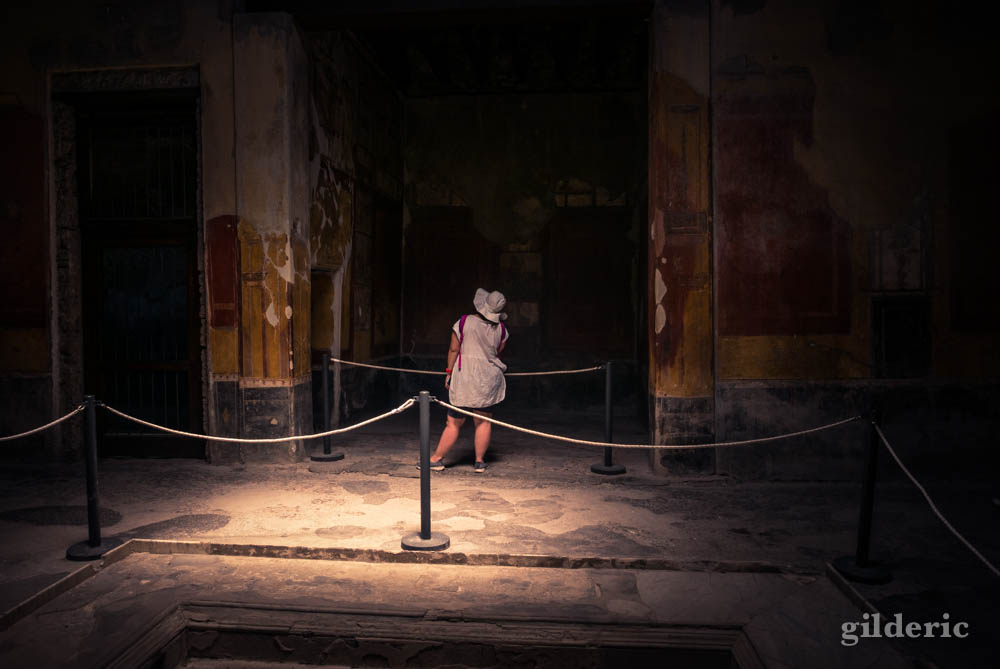 Touriste visitant la Casa Menandro (Pompéi)