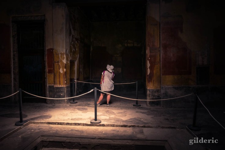 Touriste visitant la Casa Menandro (Pompéi)