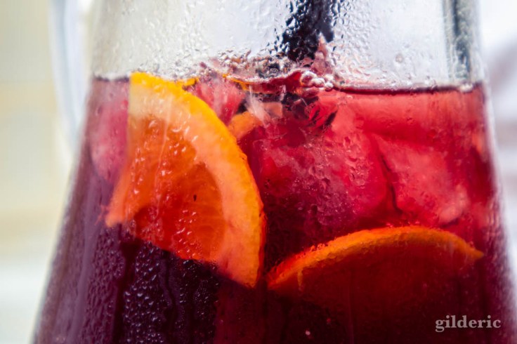 Carafe de sangria (gros plan)