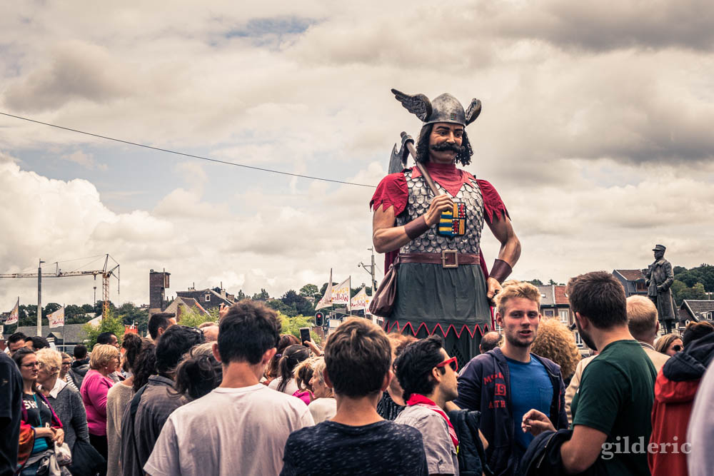 Jean le bûcheron (un géant originaire de Steenvoorde (France), avant le cortège du 15 août 2019 en Outremeuse (Liège).