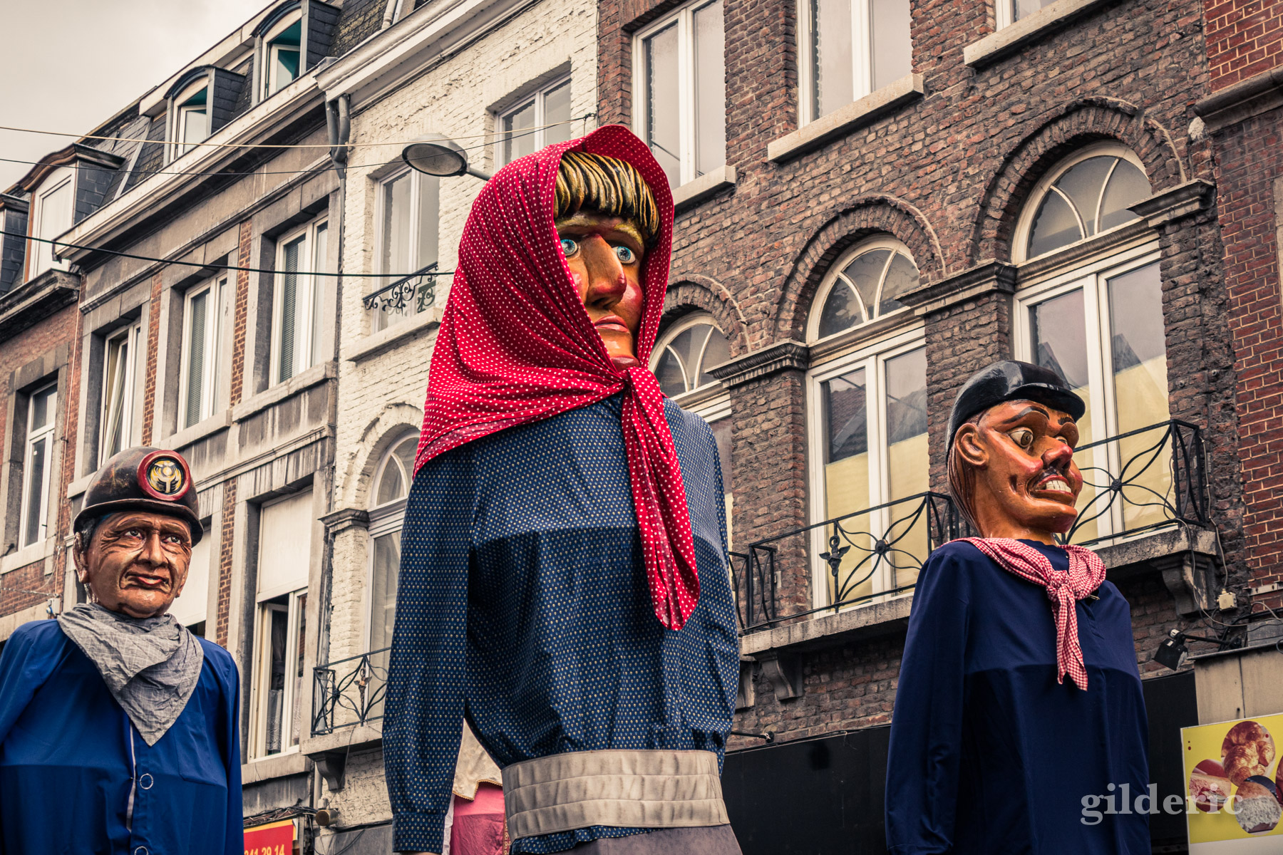 Tchantchès et Nanesse (géants de Liège) en tête du cortège du 15 août