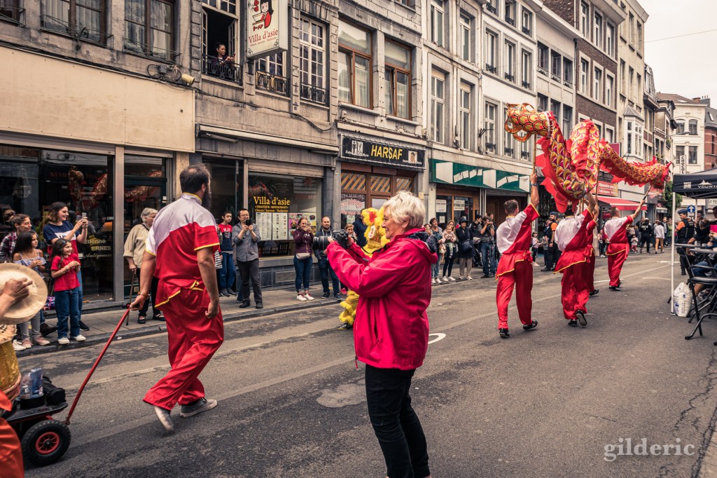 Danse du tigre et dragon chinois au cortège du 15 août