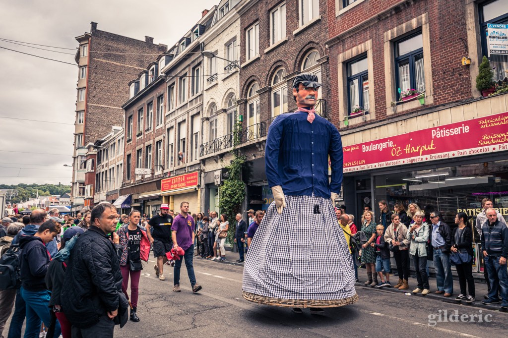 Géants d'Ormeignies au cortège du 15 août