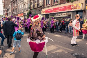 Musiciens et danseurs au cortège du 15 août en Outremeuse
