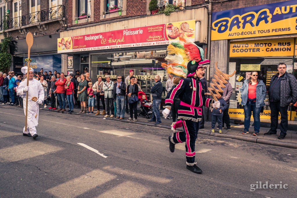 Musiciens et danseurs au cortège du 15 août en Outremeuse