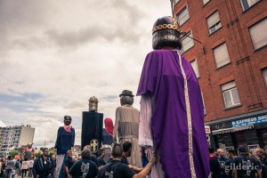 Tchantchès et les géants de Liège attendent le début du cortège du 15 août