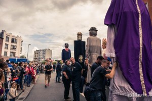 Tchantchès et les autres géants de Liège attendent le début du cortège du 15 août
