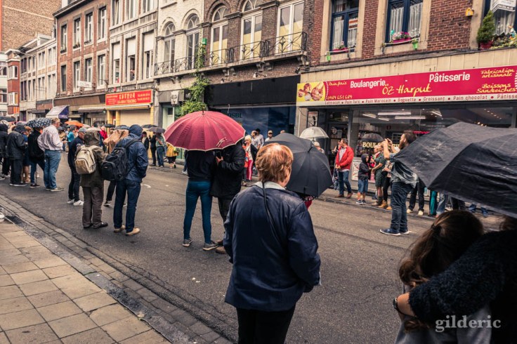 Petite averse avant le départ du cortège du 15 août 2019, rue Puits-en-Sock
