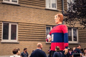 Le géant Xhovémont (rugbyman) au cortège du 15 août en Outremeuse