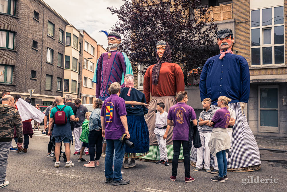 Les géants d'Ormeignies avant le cortège du 15 août en Outremeuse