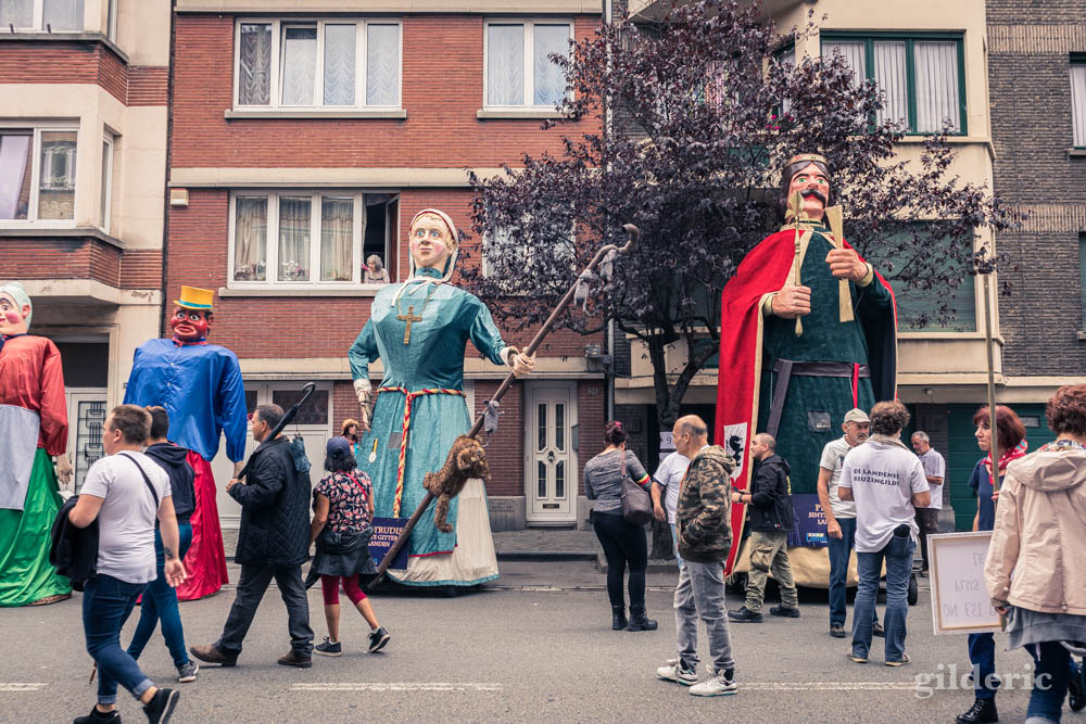 Les géants Gertrudis et Pepijn van Landen avant le cortège du 15 août 2019