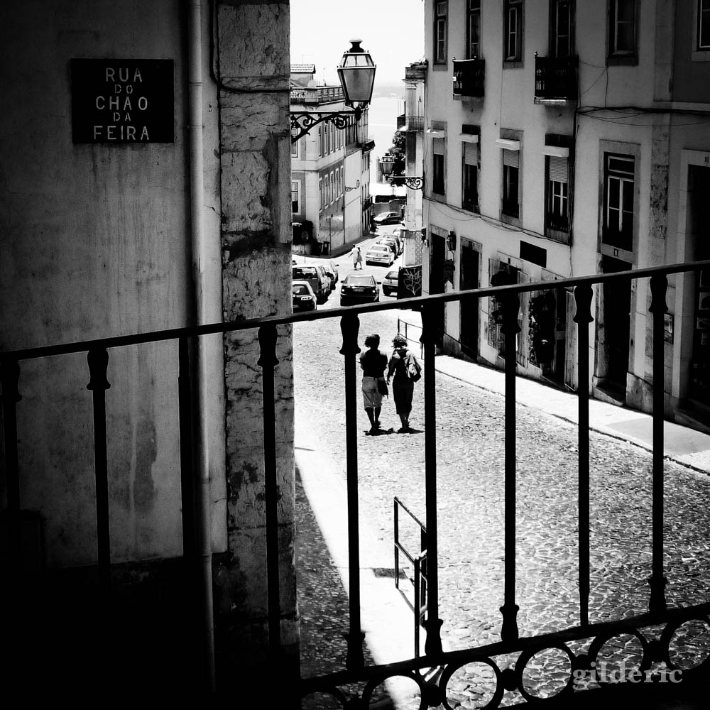 Street photography à Lisbonne (noir et blanc): femmes dans la rue, dans le coeur historique.