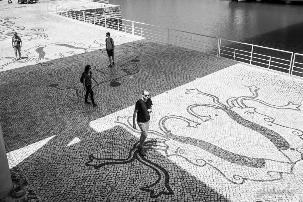 Street photography à Lisbonne : visiteurs et dessins sur le sol au Parc des Nations