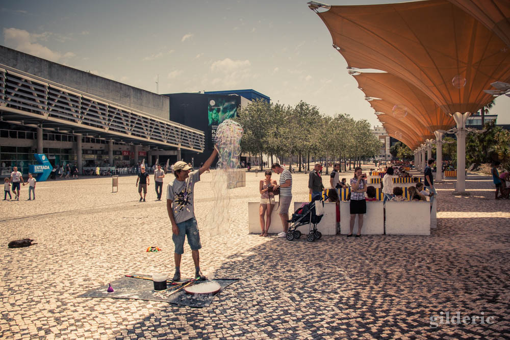 Street photography à Lisbonne : e dompteur de bulles devant l'aquarium, au Parc des Nations