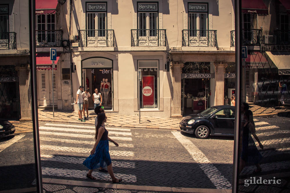 Street photography à Lisbonne : shopping dans la rue Garrett, dans Baixa