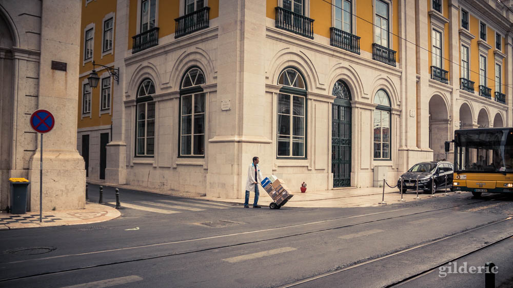 Street photography à Lisbonne : livraison et vie quotidienne dans le quartier de Baixa