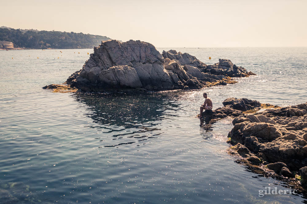 Street photography à Lloret de Mar : un moment zen parmi les rochers