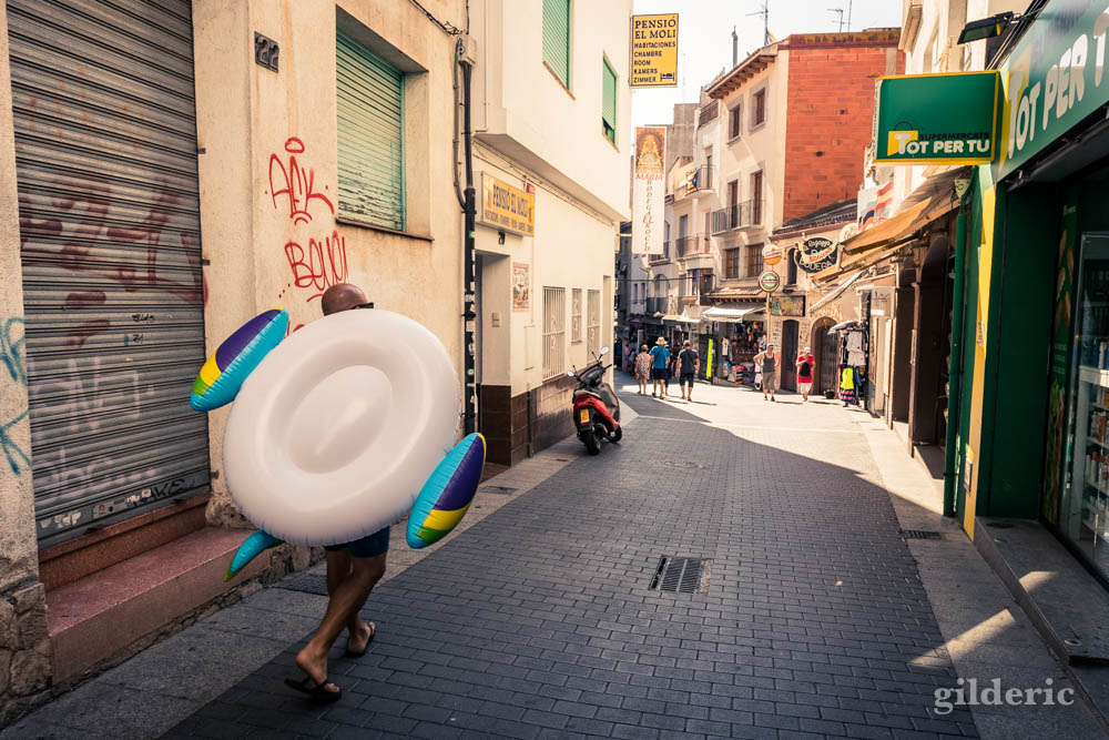 Lloret de Mar : une bouée dans les rues (street photography)