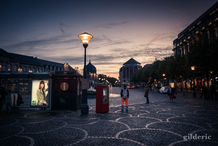 Travailleurs attendant le bus (Place Saint-Lambert, Liège)