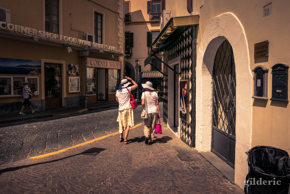 Street photography à Sorrente : copines papotant