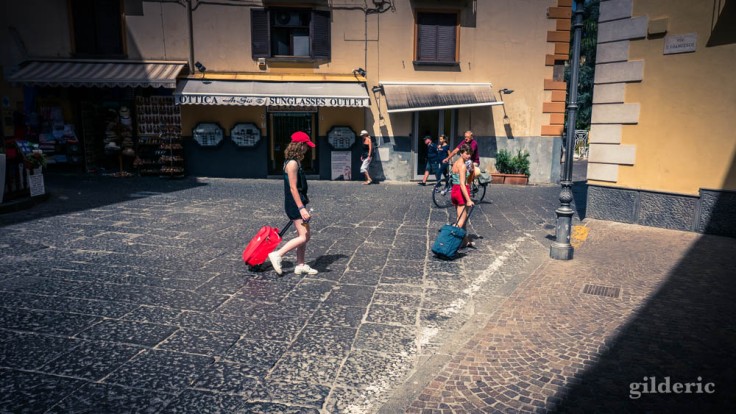 Street photography à Sorrente : jeunes touristes