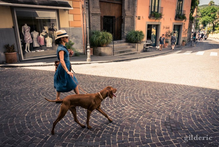 Street photography à Sorrente : promener le chien avec élégance