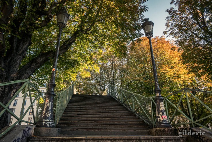 Escaliers de la passerelle Bichat (canal Saint-Martin)