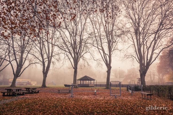 Plaine de jeux de Péville dans le brouillard (Liège)