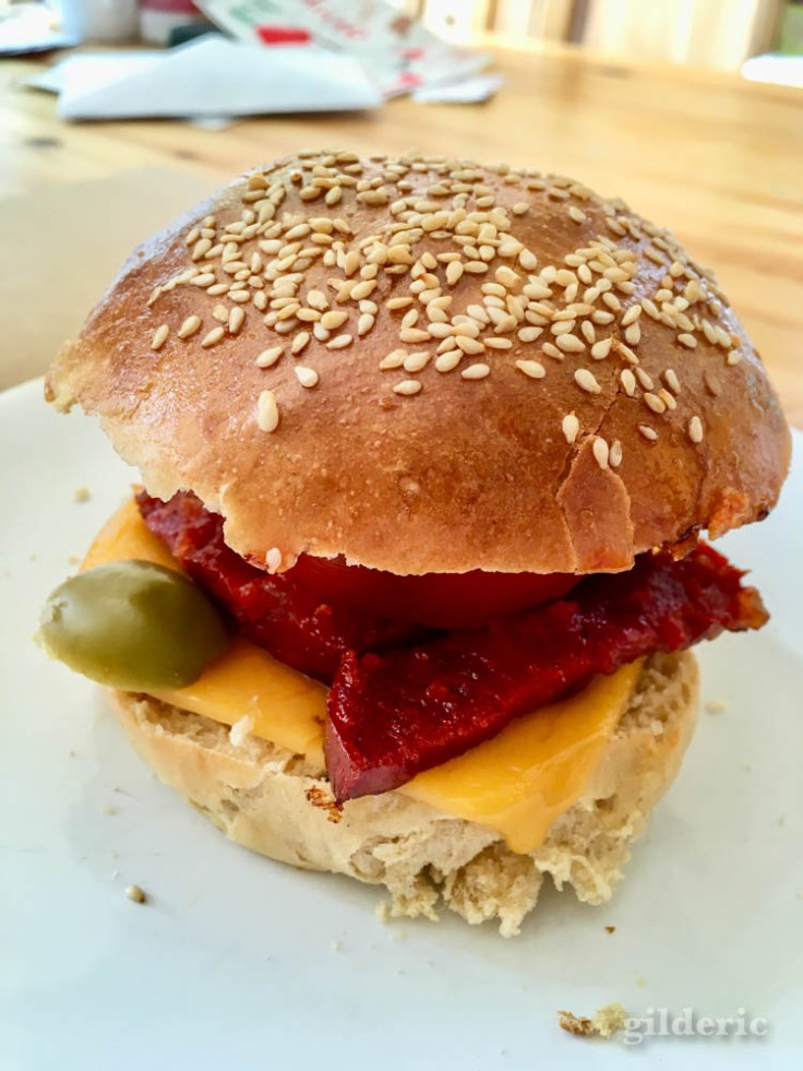 Burger chorizo, cheddar, tomates et olives