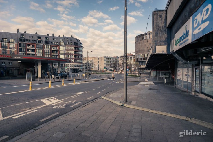 Liège Lockdown : boulevard sans voitures ni piétons (suite au confinement luttant contre le coronavirus)