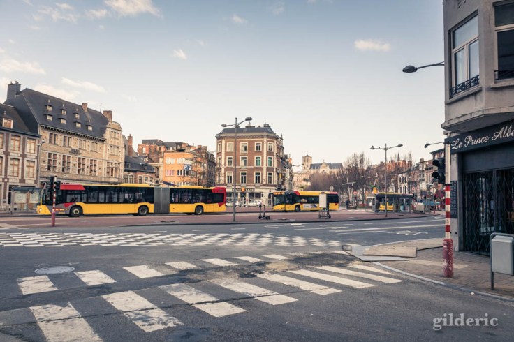 Liège Lockdown : bus au Boulevard d'Avroy (street photography)