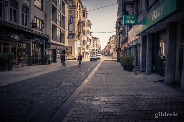 Liège Lockdown : rue Pont d'Avroy presque vide (street photography)