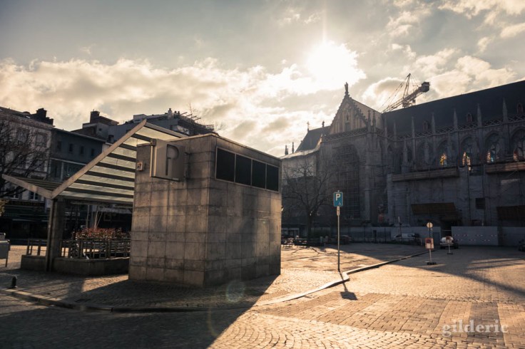 Liège Lockdown : place Cathédrale déserte sous le soleil (street photography)